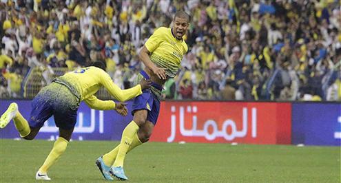 كانيدا يعطي شارة قيادة النصر لـ«محمد حسين»